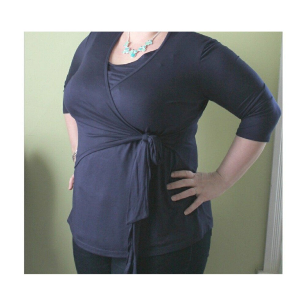 Motherhood Maternity navy blue wrap blouse
Sz medium Excellent condition